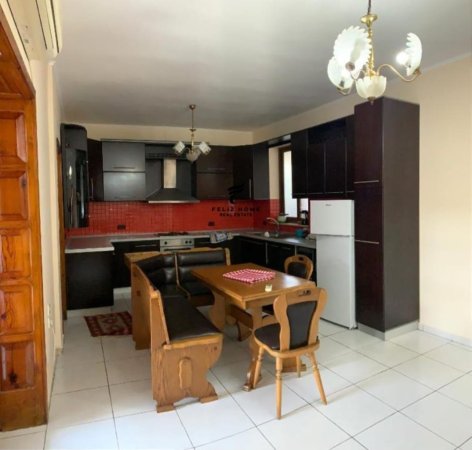 Tirane, jepet me qera apartament 2+1+Ballkon Kati 1, 125 m² 300 € (QTU)