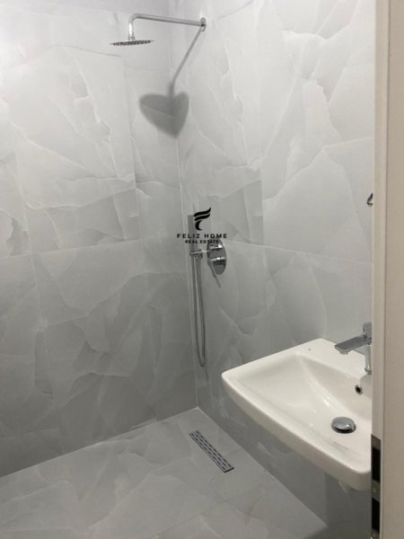 Tirane, jepet me qera apartament 1+1 Kati 7, 65 m² 300 € (ALI DEMI)