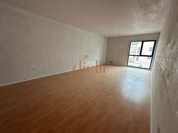 Tirane, shitet apartament 1+1+Ballkon Kati 1, 90 m² 120.000 € (Kompleksi ASL, Rruga Kongresi i Manastirit)
