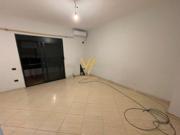 Tirane, jepet me qera apartament 3+1+Ballkon Kati 5, 95 m² 700 € (RRUGA PETI)