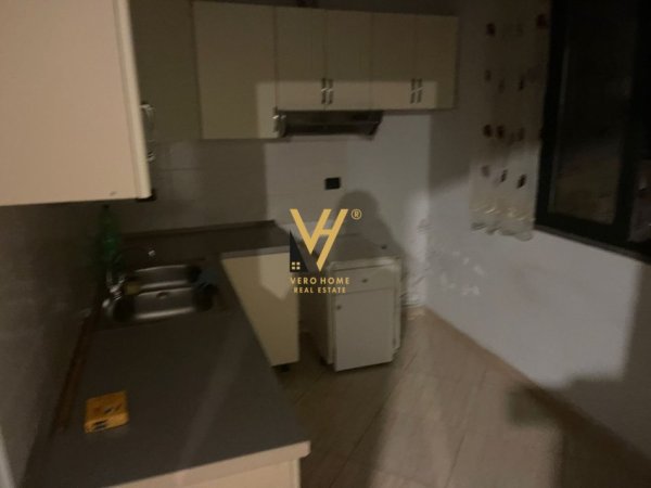 Tirane, jepet me qera apartament 3+1+Ballkon Kati 5, 95 m² 700 € (RRUGA PETI)