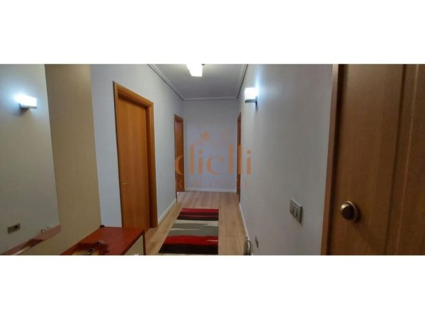 Tirane, jepet me qera apartament 2+1+Ballkon Kati 3, 650 € (Vasil Shanto)