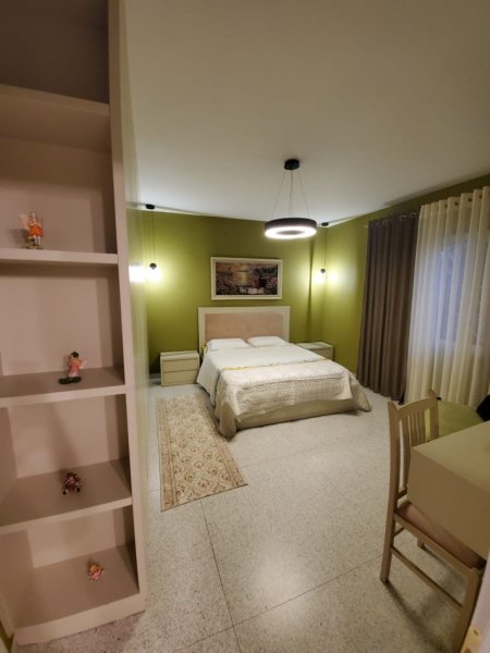 Tirane, jepet me qera apartament 2+1+Aneks+Ballkon Kati 5, 111 m² 800 € (Rruga e Dibrës pranë Vila Gold)