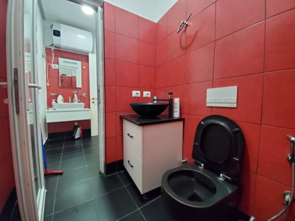 Tirane, jepet me qera apartament 2+1+Aneks+Ballkon Kati 5, 111 m² 800 € (Rruga e Dibrës pranë Vila Gold)