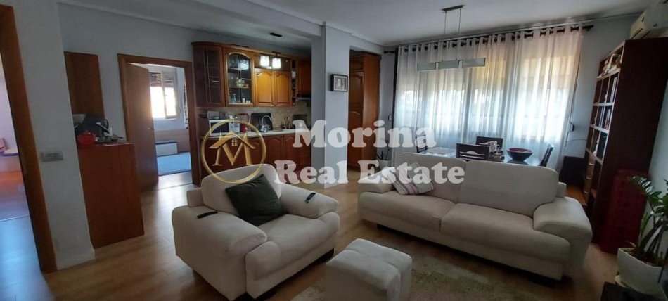 Tirane, jepet me qera apartament 2+1 Kati 3, 100 m² 650 € (Komuna Parisit)