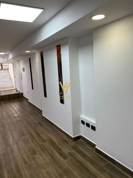 Tirane, shitet dyqan Kati 0, 64 m² 155.000 € (SH EKSPOZITA SOT)