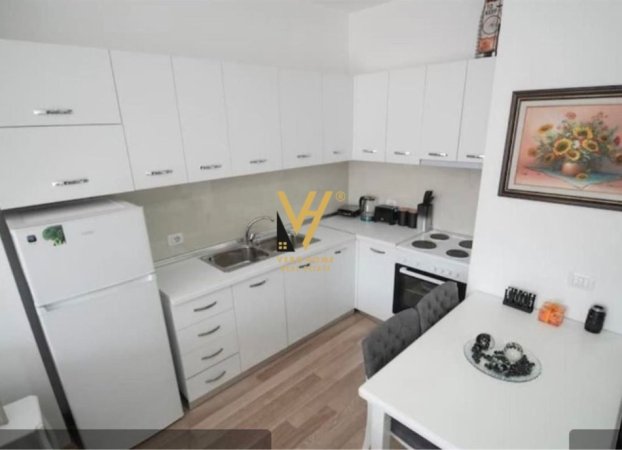 Tirane, jepet me qera apartament 1+1+Ballkon Kati 2, 66 m² 700 € (QENDER)