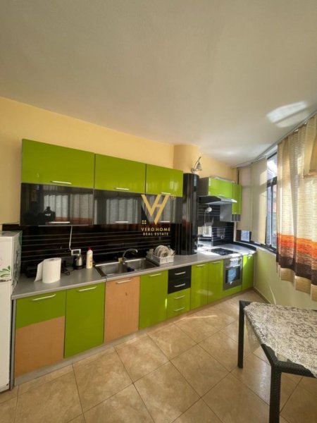 Tirane, jepet me qera apartament 1+1+Ballkon Kati 7, 70 m² 600 € (RRUGA E DIBRES)