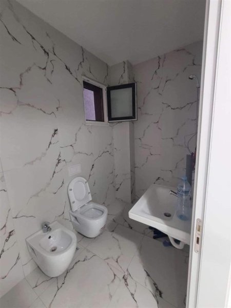 Tirane, jepet me qera apartament 2+1 Kati 2, 100 m² 500 € (Laprake)