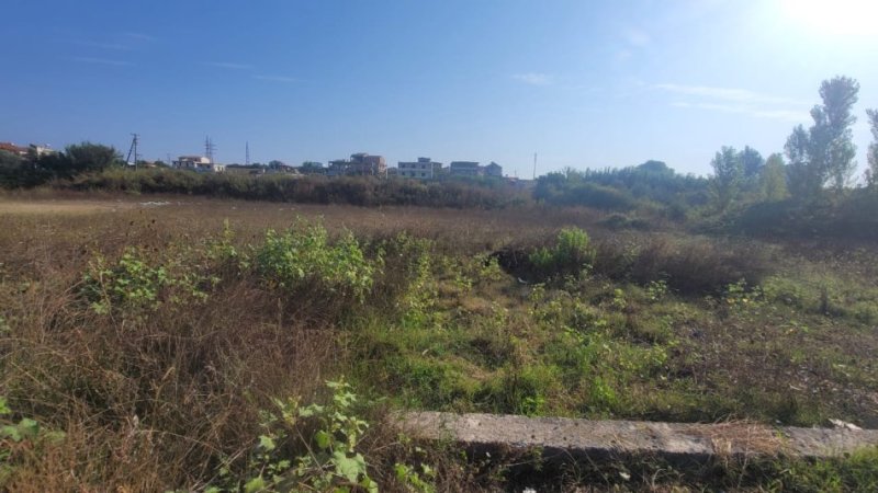 Durres, shitet , 560 m² 58.000 € (Prane Unazes se Shkozetit, prane mbikalimit te trenit.)