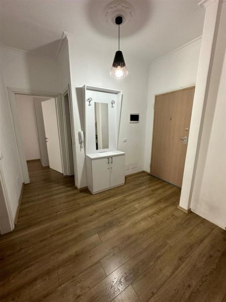 Tirane, jepet me qera apartament 2+1 Kati 4, 90 m² 800 € (komuna e parisit)