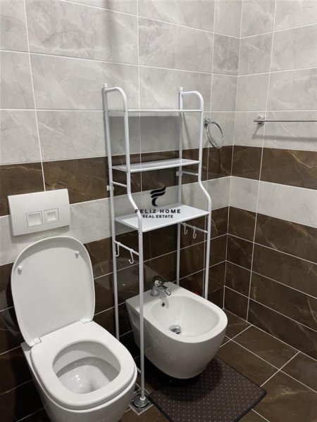 Tirane, jepet me qera apartament 1+1 Kati 5, 65 m² 650 € (KOMUNA E PARISIT)