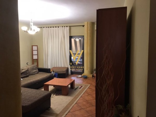 Tirane, jepet me qera apartament 3+1+Ballkon Kati 6, 155 m² 800 € (QENDRA KRISTAL)