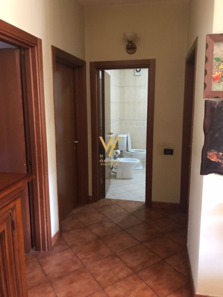 Tirane, jepet me qera apartament 3+1+Ballkon Kati 6, 155 m² 800 € (QENDRA KRISTAL)