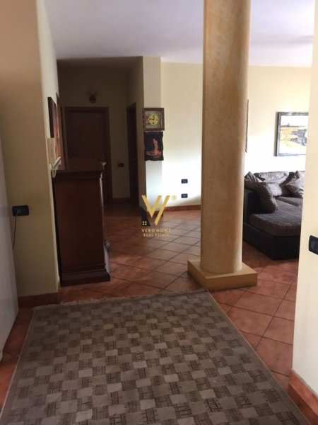 Tirane, jepet me qera apartament 3+1+Ballkon Kati 6, 155 m² 800 € (QENDRA KRISTAL)
