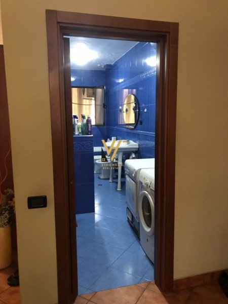 Tirane, jepet me qera apartament 3+1+Ballkon Kati 6, 155 m² 800 € (QENDRA KRISTAL)