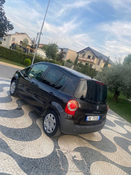 Durres, shes makine Renault Benzin+Gaz, e zeze manuale 2.000 €