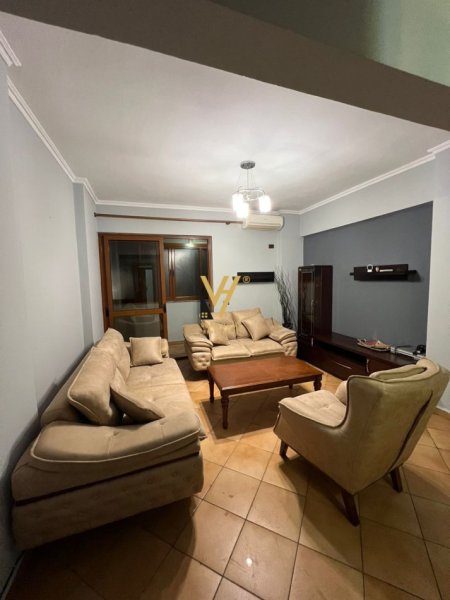 Tirane, jepet me qera apartament 3+1+Ballkon Kati 2, 105 m² 850 € (KOMUNA E PARISIT)
