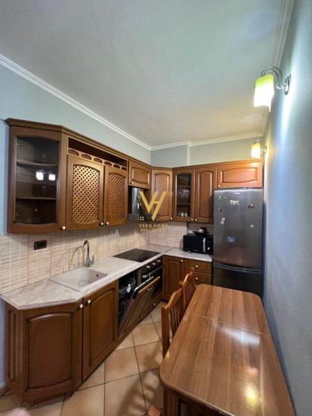 Tirane, jepet me qera apartament 3+1+Ballkon Kati 2, 105 m² 850 € (KOMUNA E PARISIT)