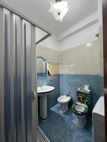 Tirane, jepet me qera apartament 3+1+Ballkon Kati 2, 105 m² 850 € (KOMUNA E PARISIT)