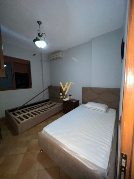 Tirane, jepet me qera apartament 3+1+Ballkon Kati 2, 105 m² 850 € (KOMUNA E PARISIT)