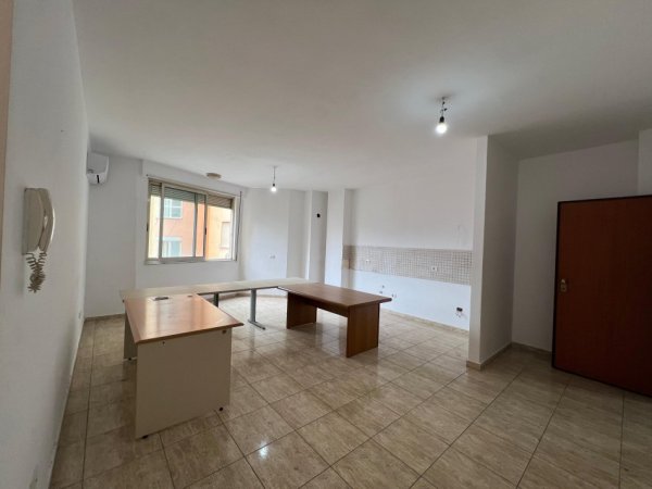 Tirane, jepet me qera apartament 2+1+Ballkon Kati 5, 100 m² 500 € (Selvia)