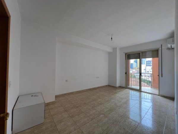 Tirane, jepet me qera apartament 2+1+Ballkon Kati 5, 100 m² 500 € (Selvia)