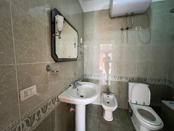 Tirane, jepet me qera apartament 2+1+Ballkon Kati 5, 100 m² 500 € (Selvia)