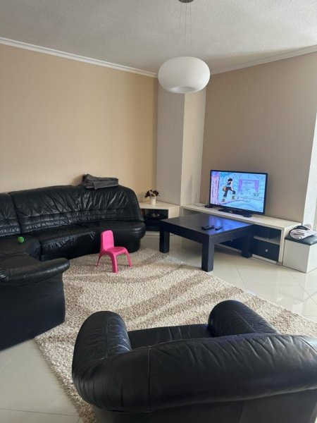 Tirane, jepet me qera apartament 3+1 Kati 3, 120 m² 1.000 € (RRUGA E KAVAJES)