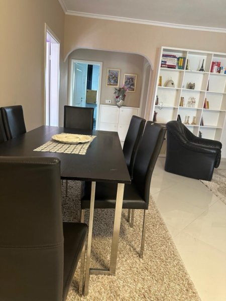 Tirane, jepet me qera apartament 3+1 Kati 3, 120 m² 1.000 € (RRUGA E KAVAJES)