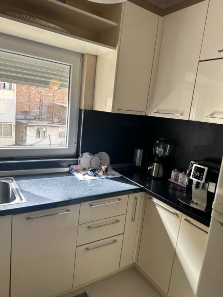 Tirane, jepet me qera apartament 3+1 Kati 3, 120 m² 1.000 € (RRUGA E KAVAJES)