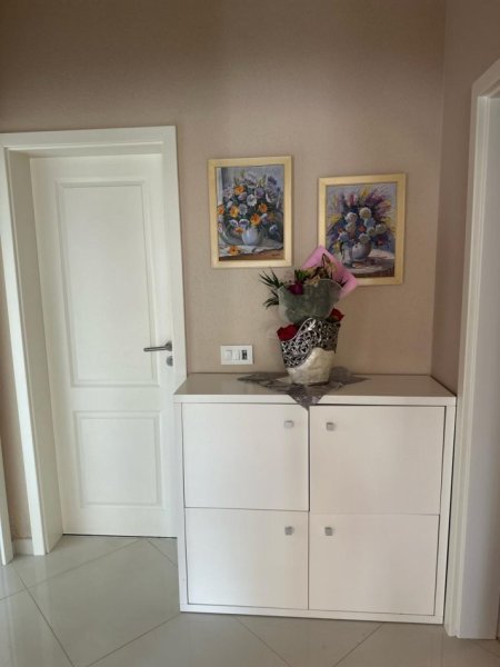 Tirane, jepet me qera apartament 3+1 Kati 3, 120 m² 1.000 € (RRUGA E KAVAJES)