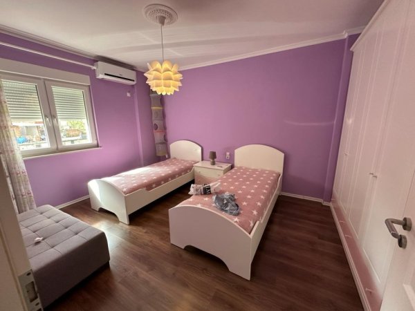 Tirane, jepet me qera apartament 3+1 Kati 3, 120 m² 1.000 € (RRUGA E KAVAJES)
