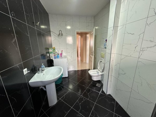 Tirane, jepet me qera apartament 3+1 Kati 3, 120 m² 1.000 € (RRUGA E KAVAJES)