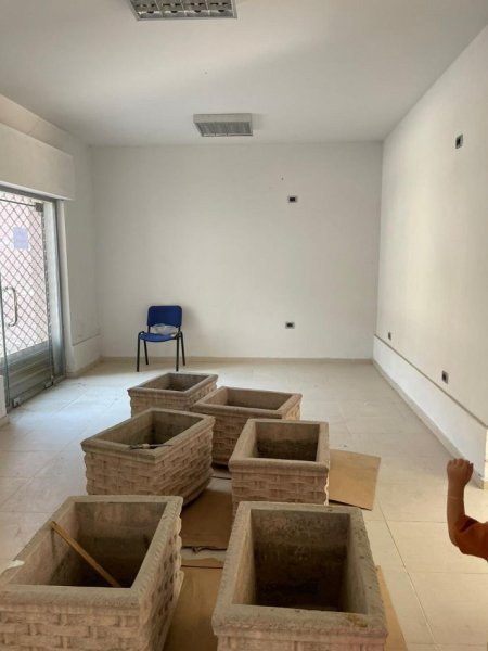 Tirane, shitet dyqan Kati 1, 90 m² 100.000 € (Rruga e Qelqit)