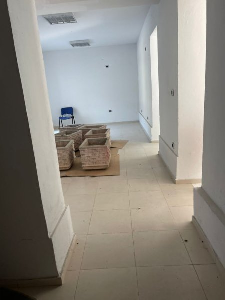 Tirane, shitet dyqan Kati 1, 90 m² 100.000 € (Rruga e Qelqit)