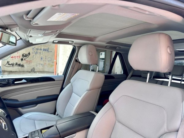 Vlore - Lungomare - Uji i Ftohte, shes SUV | Fuoristrad | Xhip Benz Mercedes Nafte, blu automatik Kondicioner 196.000 km 17.300 €
