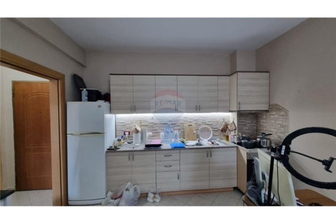 Tirane, jepet me qera apartament 1+1 Kati 2, 50 m² 550 € (Petro Korcari - Komuna e Parisit)