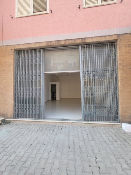 Durres, shitet dyqan Kati 0, 45 m² 80.000 € (Vendodhja: Prane Kryqezimit te Stadiumit Durres)