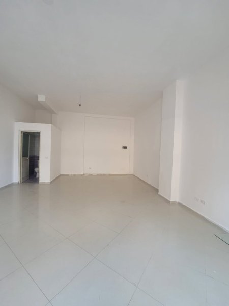 Durres, shitet dyqan Kati 0, 45 m² 80.000 € (Vendodhja: Prane Kryqezimit te Stadiumit Durres)