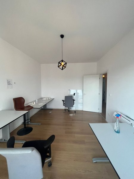 Tirane, jepet me qera apartament 3+1+Ballkon Kati 18, 160 m² 1.700 € (Rruga e Kavajes)