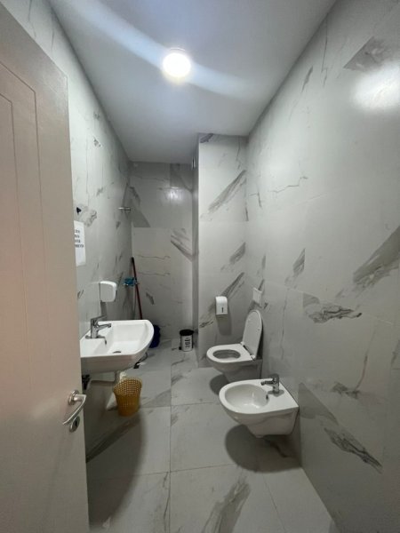 Tirane, jepet me qera apartament 3+1+Ballkon Kati 18, 160 m² 1.700 € (Rruga e Kavajes)