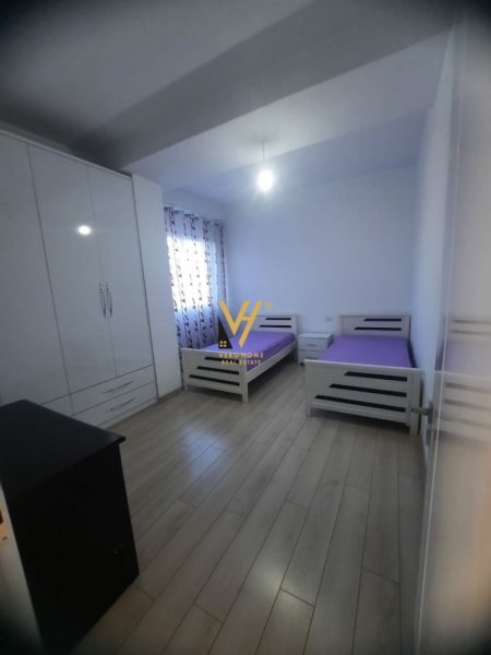 Tirane, jepet me qera apartament 2+1+Ballkon Kati 7, 90 m² 450 € (UNAZA E RE)