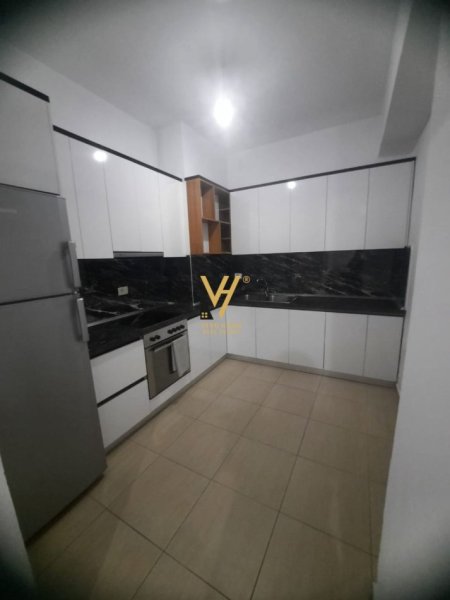Tirane, jepet me qera apartament 2+1+Ballkon Kati 7, 90 m² 450 € (UNAZA E RE)