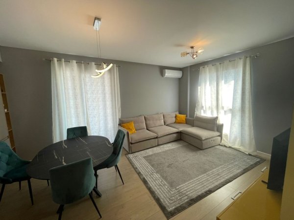 Tirane, jepet me qera apartament 3+1 Kati 4, 120 m² 800 € (Casa Italia)