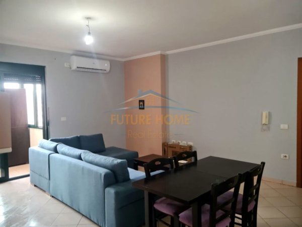 Tirane, jepet me qera apartament 1+1+Ballkon Kati 4, 75 m² 500 € (RRUGA E KAVAJES)