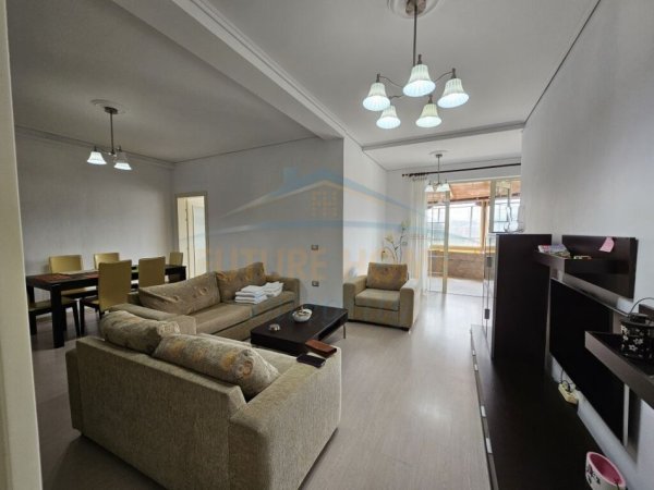 Tirane, jepet me qera apartament 2+1+Ballkon Kati 8, 110 m² 600 € (TODI SHKURTI)