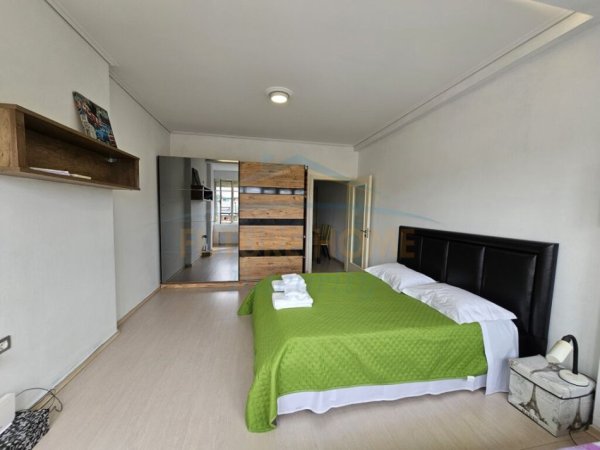 Tirane, jepet me qera apartament 2+1+Ballkon Kati 8, 110 m² 600 € (TODI SHKURTI)