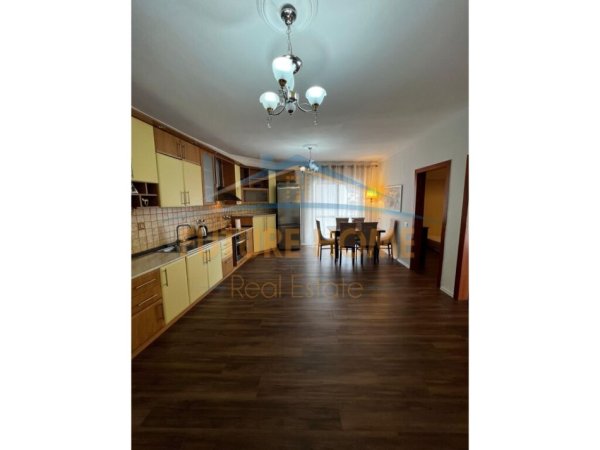 Tirane, jepet me qera apartament 2+1+Ballkon Kati 7, 85 m² 650 € (KOMUNA E PARISIT)