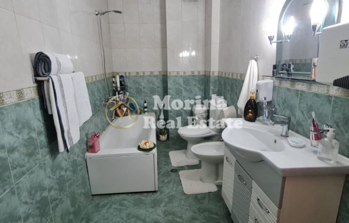 Tirane, jepet me qera apartament duplex 2+1 Kati 1, 85 m² 650 € (Kopshti Zologjik)